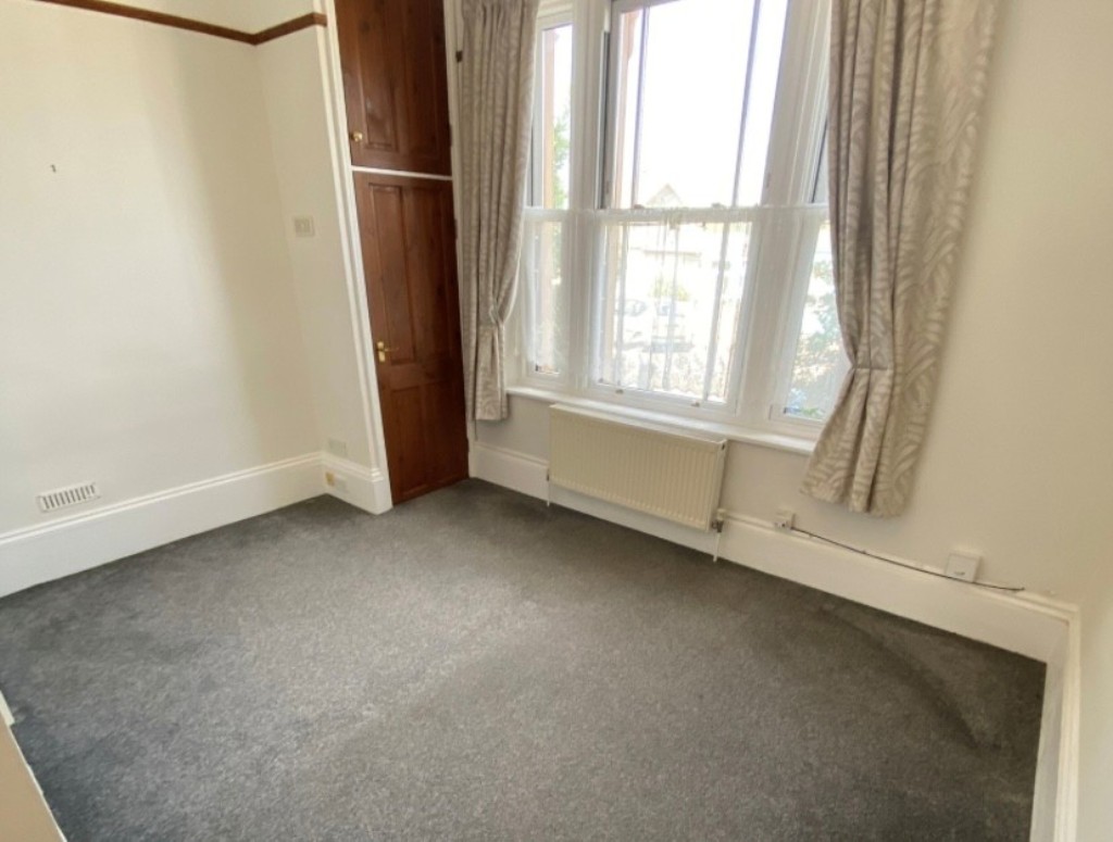 Lot: 171 - ONE-BEDROOM FLAT WITH PARKING AND A SHARE OF FREEHOLD - Internal view of the flat prior to the latest occupancy